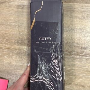 NWT 18x18 Throw Pillow Covers Set of 2, Decorative Faux Fur Covers for Bed